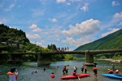 Photo : Chinkabashi sinking bridges on the Shimanto River in Shikoku