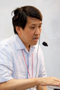 Tomita michio at the event “The Blue Sky Library, with 800 Volunteers and 10,000 e-book Titles” held by Voyager Japan, Inc., in July 9 2011.  Courtesy of Voyager Japan, Inc.