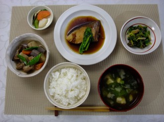 A traditional ichiju-sansai Japanese meal featuring steamed rice and miso soup (front), three main dishes (two vegetable dishes and one of fish), and pickles (top left)    All photos: Courtesy of Professor KUMAKURA ISAO