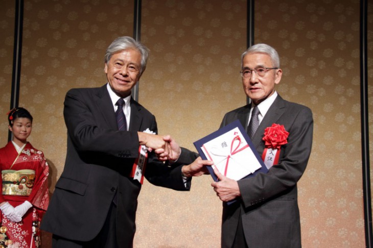 The Japan Foundation Awards 2013 was presented to Dr. Iriye (right) from Ando Hiroyasu, President of the Japan Foundation at the presentation ceremony for the Awards on 28 October, 2013. PHOTO: COURTESY OF THE JAPAN FOUNDATION