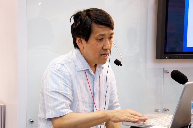 Tomita michio at the event “The Blue Sky Library, with 800 Volunteers and 10,000 e-book Titles” held by Voyager Japan, Inc., in July 9 2011. Courtesy of Voyager Japan, Inc.