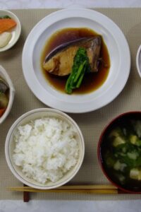 A traditional ichiju-sansai Japanese meal featuring steamed rice and miso soup (front), three main dishes (two vegetable dishes and one of fish), and pickles (top left) All photos: Courtesy of Professor KUMAKURA ISAO