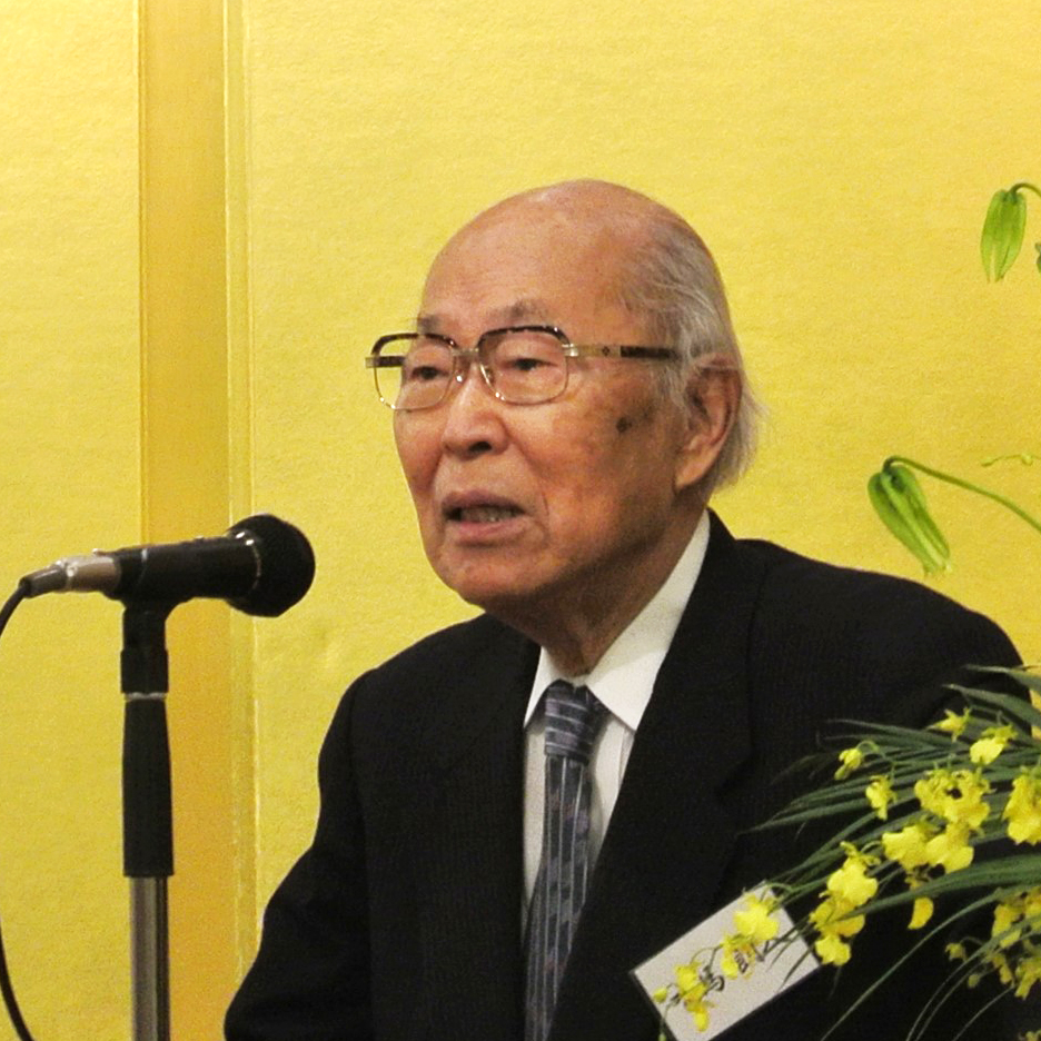 Haiku International Association President Arima Akito delivers his welcome address.