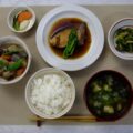 A traditional ichiju-sansai Japanese meal featuring steamed rice and miso soup (front), three main dishes (two vegetable dishes and one of fish), and pickles (top left) All photos: Courtesy of Professor KUMAKURA ISAO